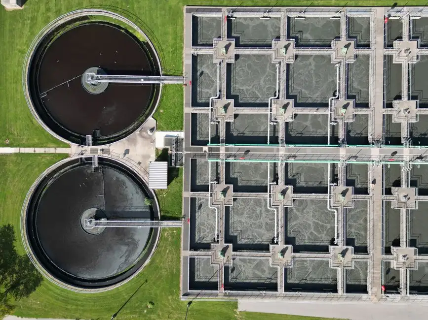 Aerial view of a modern wastewater treatment plant with filtration tanks.